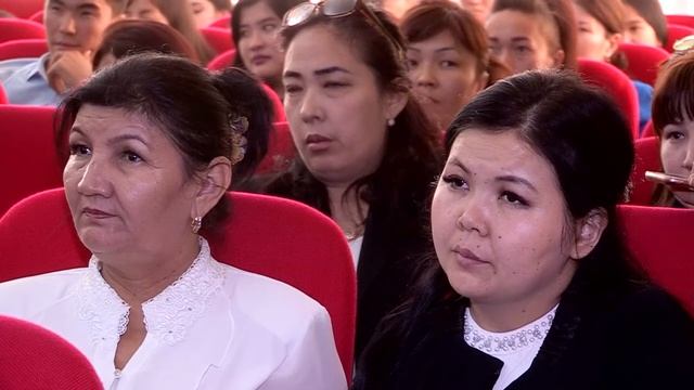 В одном из ведущих ВУЗов чествуют педагогов. смотреть онлайн