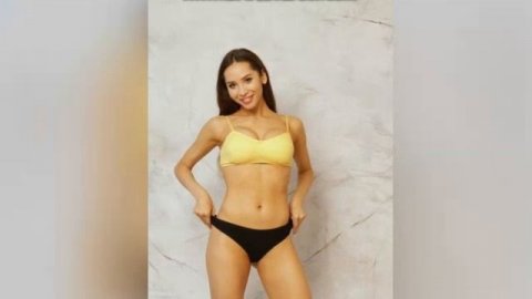 Девушка в купальнике