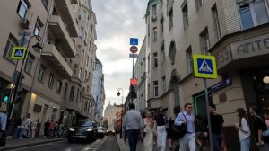 Патрики. На Патриарших вечером. Дорогие машины и красивые девушки.