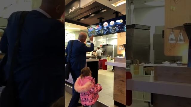 Заботливый папаша в маке выбирает еду для малышки. смотреть онлайн