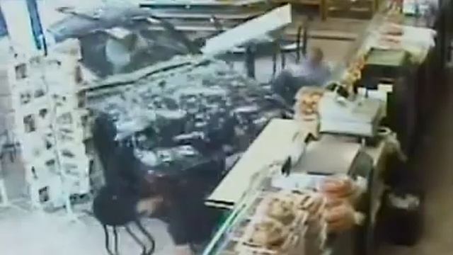 Кривоногая баба заехала на авто в кафе 🔴 Не для слабонервных смотреть онлайн