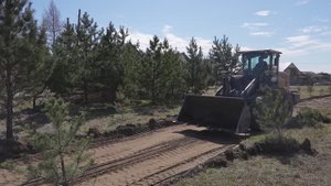 До дома по новому тротуару - рабочие обустраивают его в Абакане на улице Рублёва