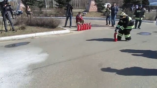Официантка тушит противень