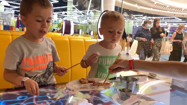 После хорошей прогулки, мы проголожались, с братом в кафе смотреть онлайн