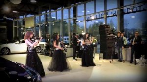 Шоу скрипачек на презентации автомобиля