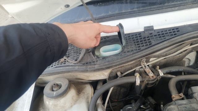 Lada Largus - Расположение бочка омывателя лобового стекла смотреть онлайн