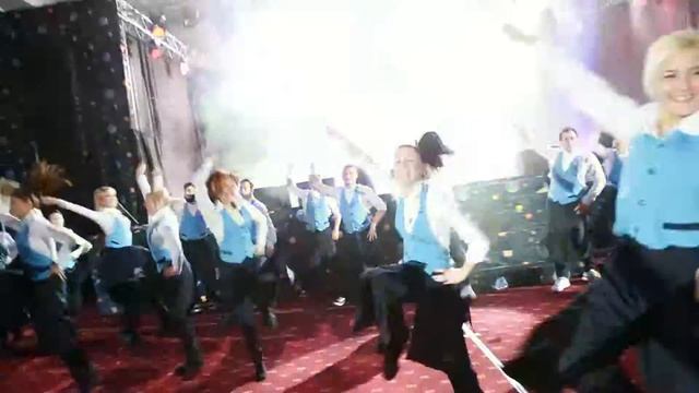 Шоу танцующих официантов смотреть онлайн