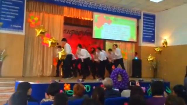 Пацаны танцуют флешмобб. смотреть онлайн