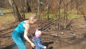 014 28 04 2015 Г ДЕТИ КОРМЯТ ГОЛУБЕЙ ...