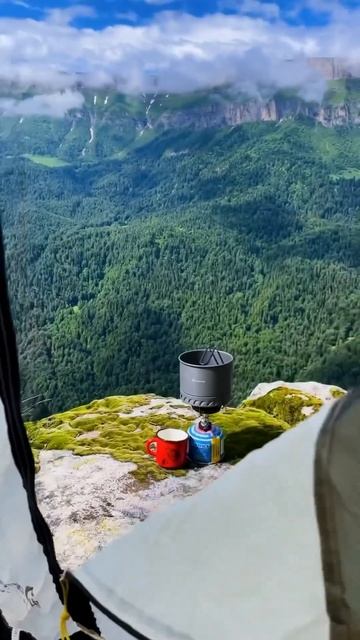 В палатке с таким видом? Это не Швейцария  #псебай