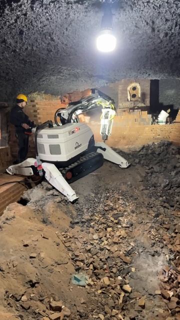 Ремонт ванны мартеновской печи демонтажной машиной Brunt B-D 170