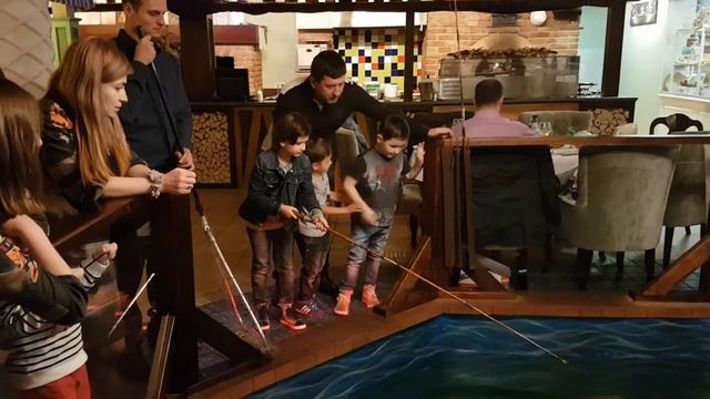 2017.04 27 Ловим рыбку в ресторане "Голодный Мыкола" смотреть онлайн