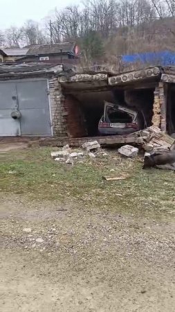 Под Артёмом гаражи превратились в могилы для автомобилей