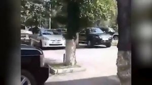 Стрельба в Алматы. Вооруженный бандит с автоматом бежит по улице