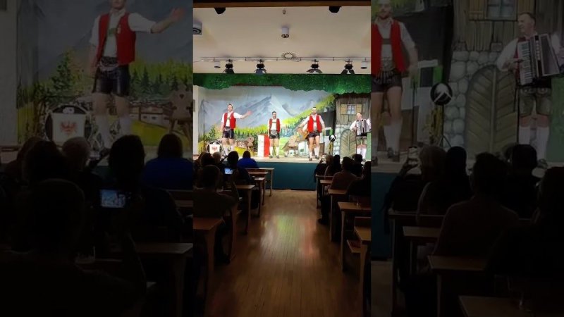 Тирольский вечер становится все интереснее! Традиционные танцы, живая музыка и отличное настроение!