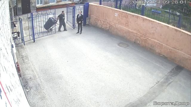 гостиница, помои через жилой двор смотреть онлайн