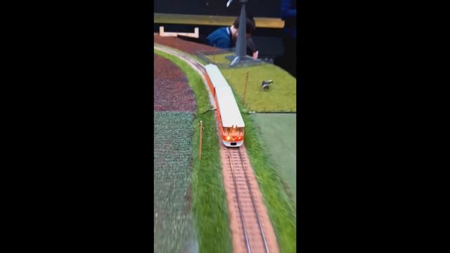 Маленький красный поезд быстро едет по игрушечной железной дороге смотреть онлайн