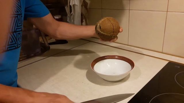как быстро разбить кокос