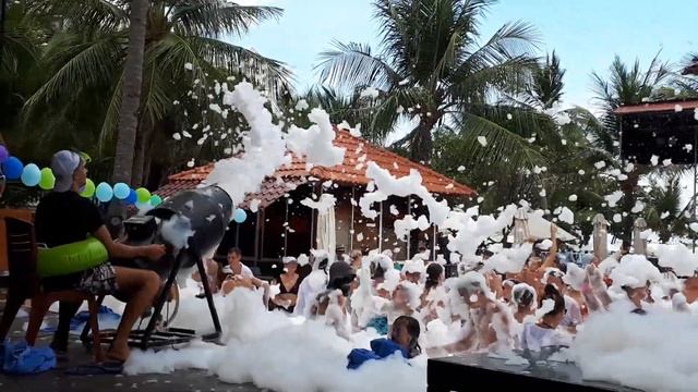 Вьетнам, Муйне, отель DESSOLE Sea Lion Beach Resort, май 2018. Пенная дискотека.