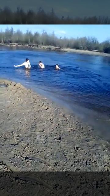 Купаемся в речке Новый Уренгой 8 июня смотреть онлайн