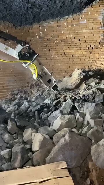 Гидромолот ANRV AR05F .  Выполнение работ с демонтажным роботом Brunt B-D 170