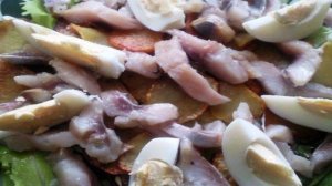 Салат с сельдью и жаренным картофелем