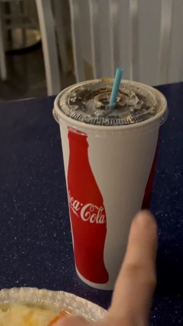 В кафе аэропорта 🍲🍛🥗🥘 смотреть онлайн