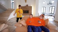 МЫ_СКЛЕИЛИСЬ_на_24_ЧАСА_!_ОДИН_СВИТЕР_ЧЕЛЛЕНДЖ_!