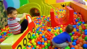 Детский развлекательный центр Бассейн с шариками Батуты песенки