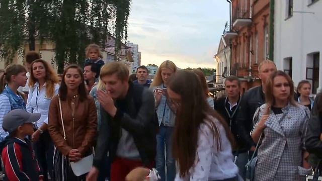 Минск. Пешеходка 15.07.2017 - 41ч.(59). Гитарист поёт 6. Беларусь.