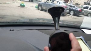 удобная беспроводная зарядка в автомобиль