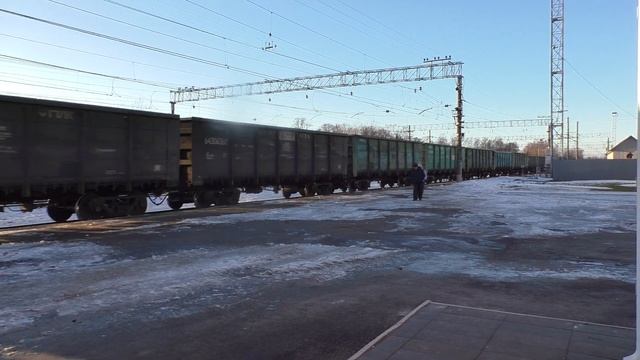 2ЭС4К-059"Дончак" с грузовым поездом следует через станцию Приозерск