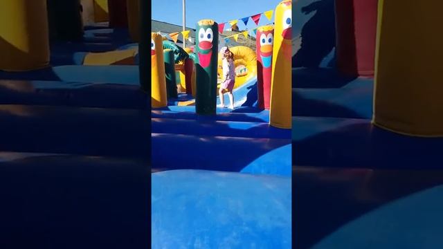 крымское приморье Вика на батуте около пляжа смотреть онлайн