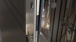 Уличная металлическая дверь с терморазрывом