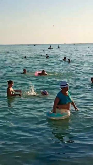 Пляж Взморье Лазаревское Сочи найти себе место для отдыха надо очень постараться много людей 9.07.2