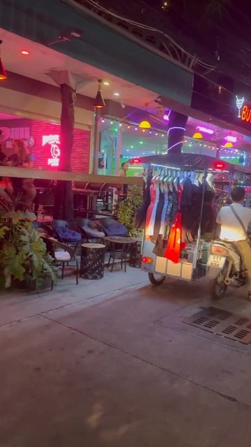 Перевозной магазин в Таиланде. Сидишь в кафе и можно платье прикупить😀 #таиланд #паттайя #отдых смотреть онлайн