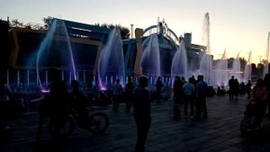 Цвето-Музыкальный "поющий" фонтан в Екатеринбурге на Плотинке