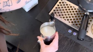 КАК ВЗБИТЬ МОЛОКО НА КОФЕЙНЫЙ НАПИТОК. ОБУЧЕНИЕ БАРИСТА. ЧАСТЬ 5