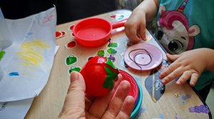 играем в повара, готовим на детской посуде, ягода на липучке для малышей