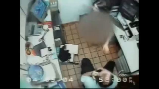 Скандал в МАКДОНАЛЬДС: РОЗДЯГАННЯ для обшуку