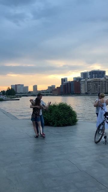 Люди танцуют в центре на набережной в Екатеринбурге #shorts #екатеринбург