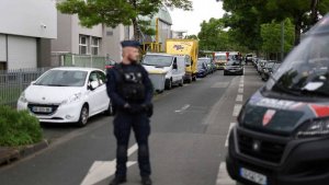 Ребенок погиб, трое ранены при нападении подростка с ножом на школу во Франции