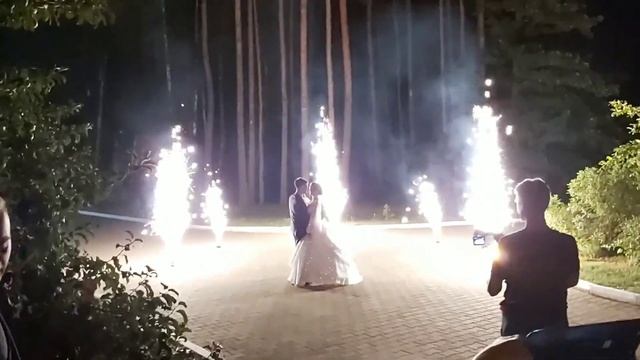 Каскад холодных фонтанов разной высоты на танец молодожёнов
