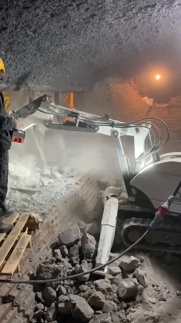 Выгрузка отработанного материала ковшом. Машина с дистанционным управлением Brunt B-D 170