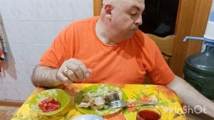 Мукбанг. Хек жареный с рисом, солёный помидор и вишневый сок. Нелепые смерти.