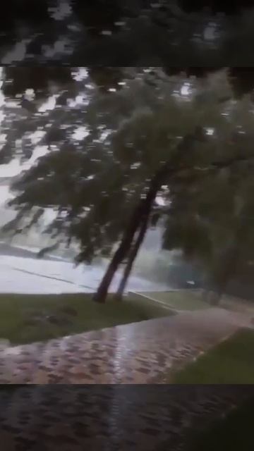 Удар молнии в уличное кафе смотреть онлайн