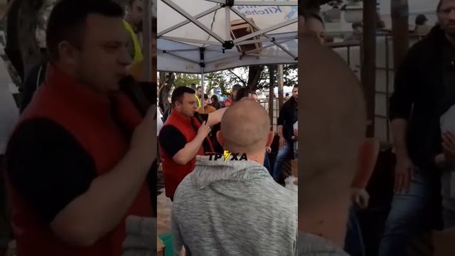 Анджелина Джоли, которая прибыла в Украину с гуманитарной миссией.Вроде Львов. смотреть онлайн