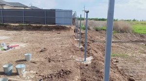 Пробурил лунки мотобуром и забетонировал столбы под забор под калитку и под распашные ворота .