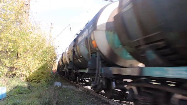 "Неожиданно вышел из-за здания!" Электровоз ВЛ10У-944 с грузовым поездом. смотреть онлайн