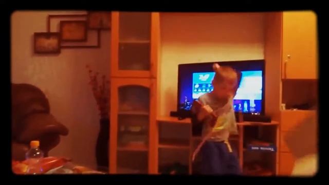 Вечером дома веселятся дети смотреть онлайн